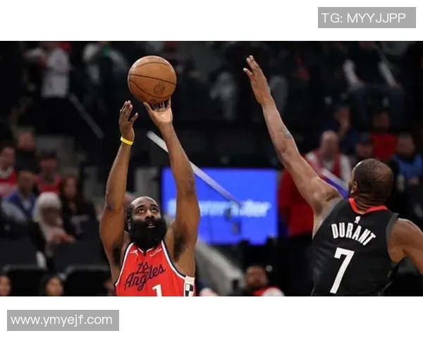 快船主场逆转火箭以113比102获胜展现强大团队实力